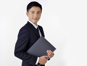 サインをしている男性