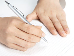 サインをしている男性